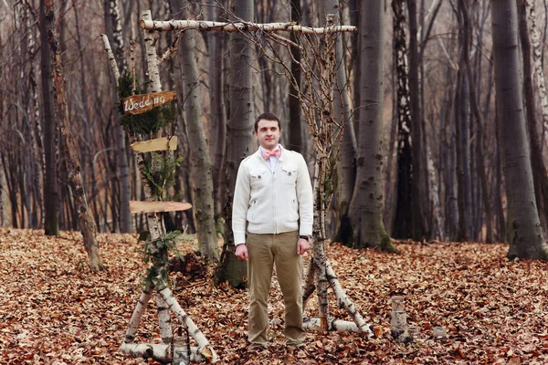 Mariée qui attend dans la forêt de tge. cérémonie de mariage — Photo