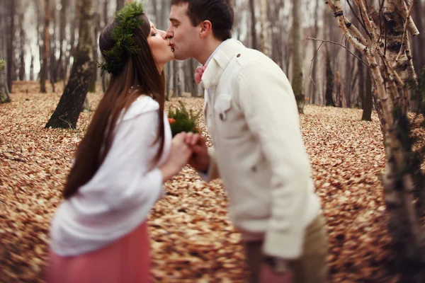 Novia y novio en la ceremonia de boda en el bosque cerca de la decoración —  Fotos de Stock