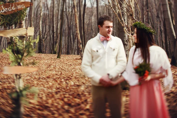 Bruden och brudgummen i bröllopsceremonin i skogen nära inredningen — Stockfoto