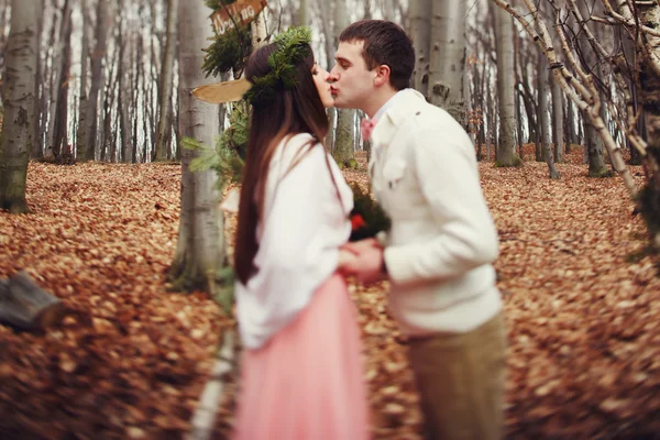 Mireasă și mire în ceremonia de nuntă în pădure lângă decor — Fotografie, imagine de stoc