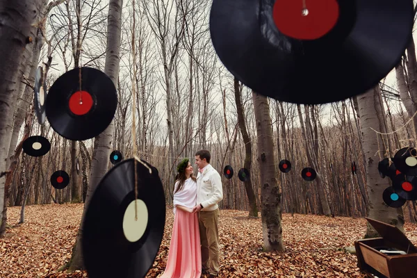 Mariée debout dans les bois — Photo