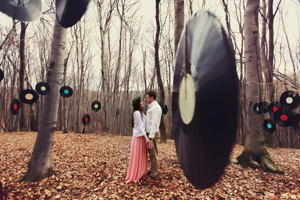 Mariée debout dans les bois — Photo