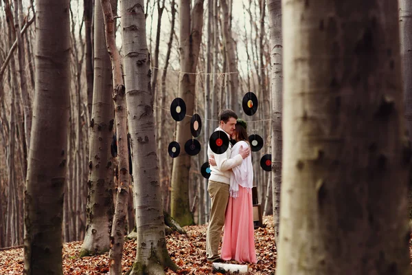 Sposa in piedi nel bosco — Foto Stock