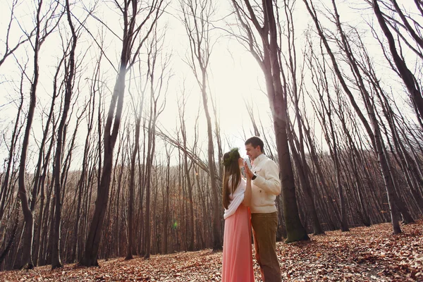 Mariée debout dans les bois — Photo