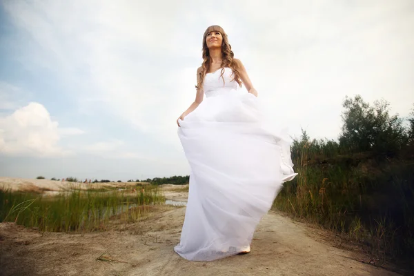 Beautiful bride posing in her wedding day — Stock Photo, Image