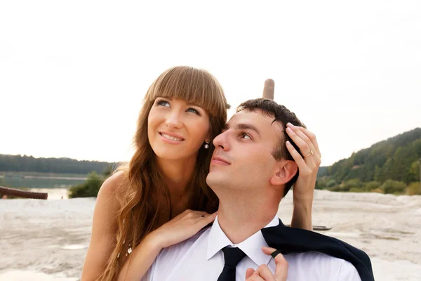Retrato divertido da noiva e do noivo na praia — Fotografia de Stock