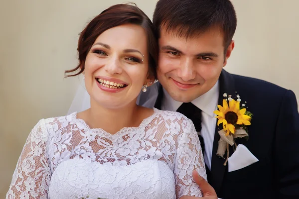 Retrato de casal nupcial ao ar livre — Fotografia de Stock