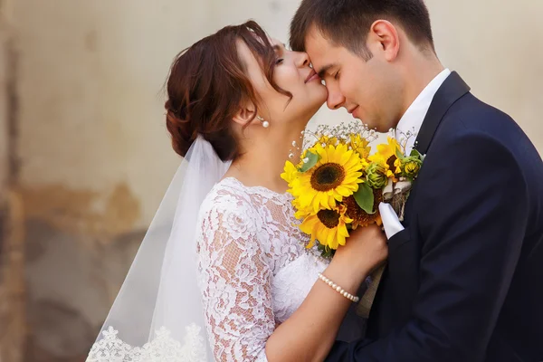 Retrato de casal nupcial ao ar livre — Fotografia de Stock