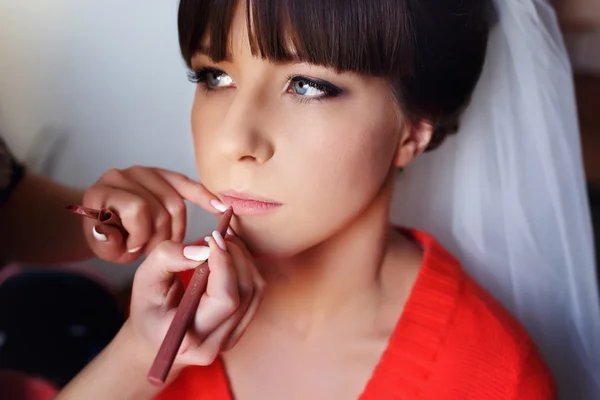 Joven novia hermosa aplicación de maquillaje de boda por el artista de maquillaje —  Fotos de Stock