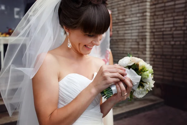 Retrato de casamento de noiva de moda bonita close-up — Fotografia de Stock