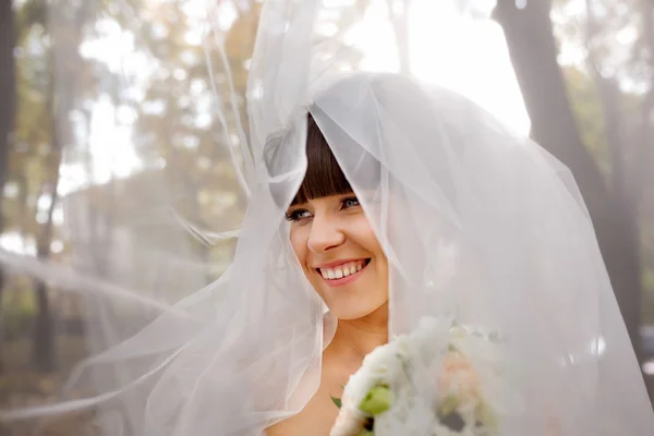 Свадебный портрет красивой модной невесты крупным планом осенью — стоковое фото