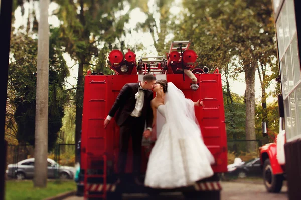 Pareja de boda en camión de bomberos — Foto de Stock