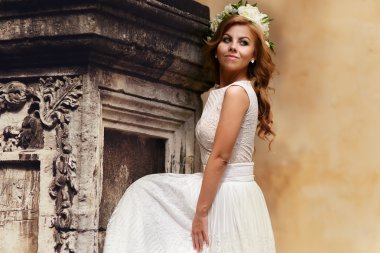 Arka plan duvar üzerinde poz gelin