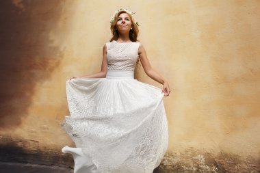 Gelin elbise sallayarak