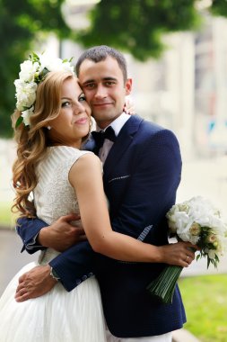 Gelin ve damat parkta bir buket konumu olan