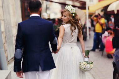 Gelin Damat müşteri adayları ve gözü üstünde