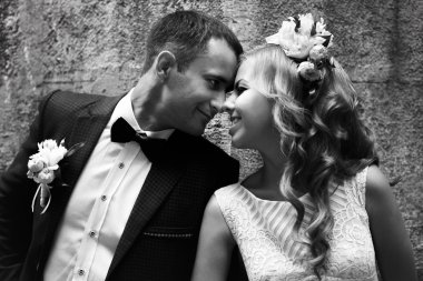 Damat ve rüşvet portre ile beyaz gül çelenk