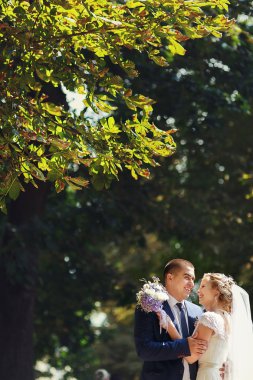 Gelin ve damat parkta bir buket konumu olan