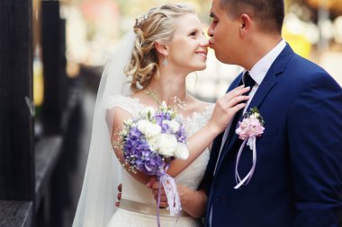 damat gelini köprüde öper.