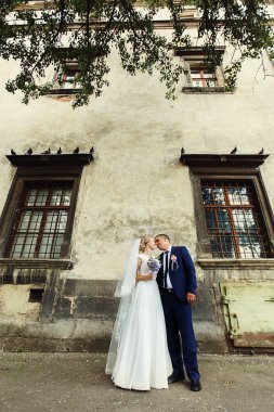 Düğün walk ın mutlu gelin ve damat Windows tuğla duvar