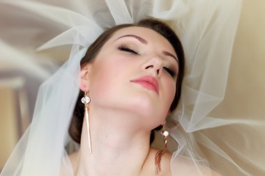 parlak bir makyaj ile güzel bir gelin portresi