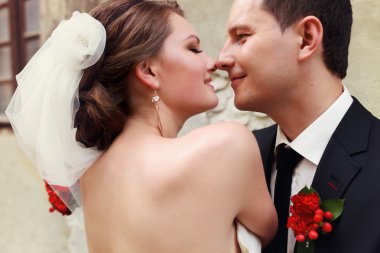 Düğün çifti birbirine bakarak