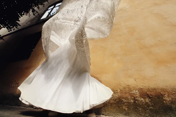 Невеста размахивает платьем — стоковое фото