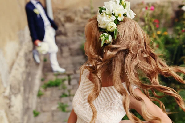Mariée en couronne de rose blanche et marié sur le fond — Photo