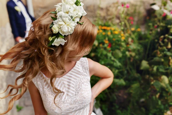 Νύφη στο στεφάνι του γαμπρού για το φόντο και λευκό τριαντάφυλλο — Φωτογραφία Αρχείου