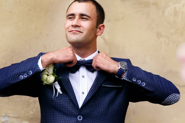 Elegante jonge man lopen — Stockfoto