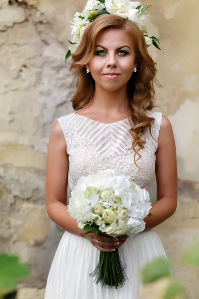 Retrato de la novia con un ramo y una corona de rosas blancas —  Fotos de Stock