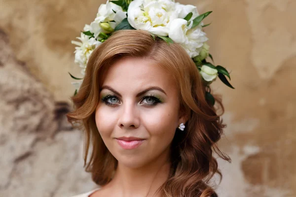 Retrato de la novia con un ramo y una corona de rosas blancas —  Fotos de Stock