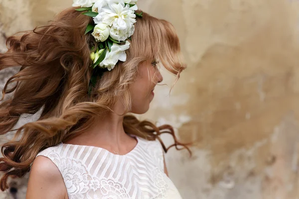 Sposa beutiful con una testa ondulante di ghirlanda — Foto Stock