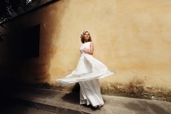 Розмахуючи сукню нареченої — стокове фото