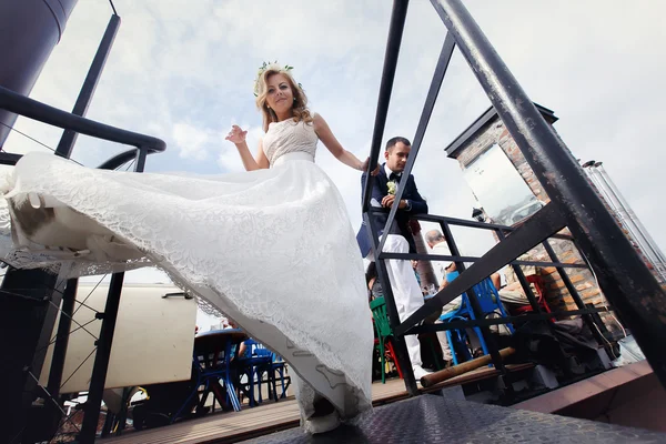 Vestido de noiva acenando — Fotografia de Stock