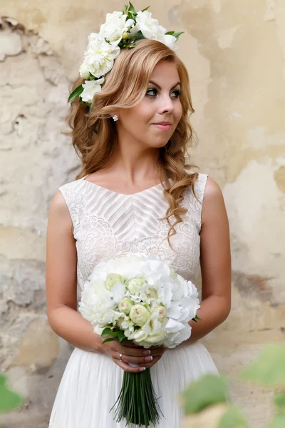 Ritratto della sposa con bouquet e ghirlanda di rose bianche — Foto Stock