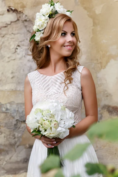 Retrato de la novia con un ramo y una corona de rosas blancas —  Fotos de Stock