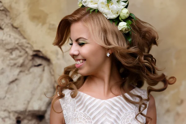 Прекрасная невеста с венком, размахивающей головой — стоковое фото