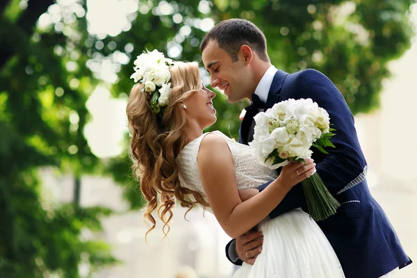 Mariée marié ne peut pas avec un bouquet et une couronne dans le parc — Photo