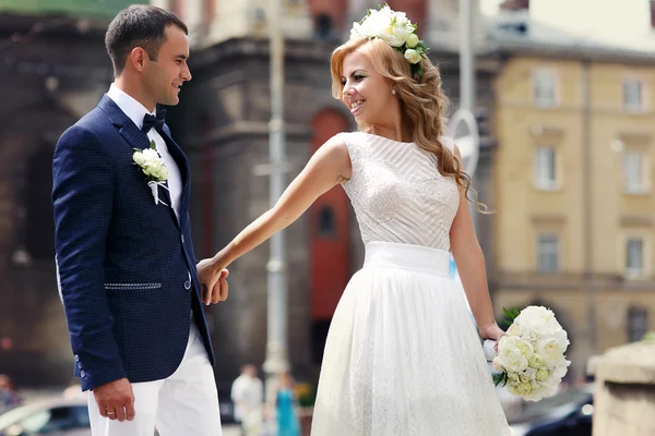 The bride and groom with a bouquet of white roses and wreath on — Stock Photo, Image