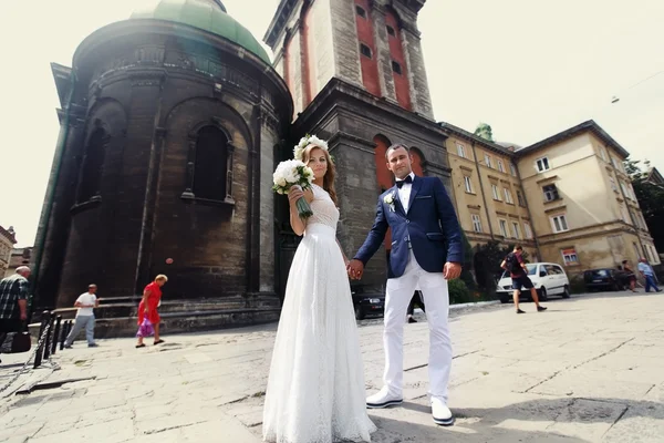 La novia y el novio con un ramo de rosas blancas y corona en —  Fotos de Stock