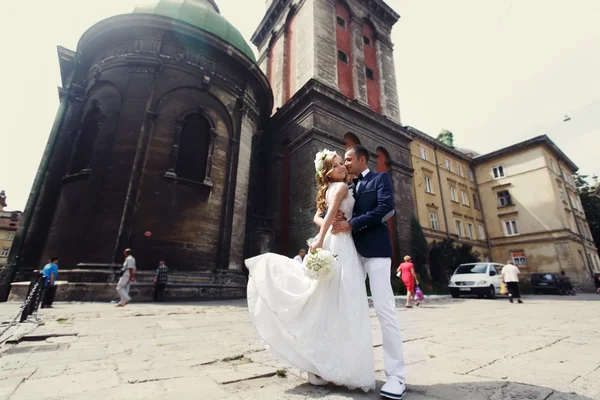 Gelin ve damat beyaz güller ve çelenk üzerinde bir buket — Stok fotoğraf