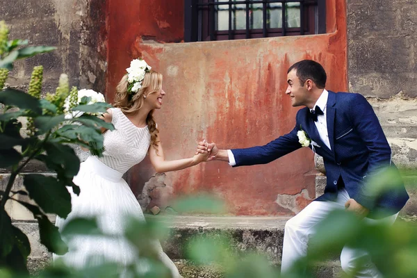 Feliz recién casada joven pareja celebrando y divertirse en beau —  Fotos de Stock