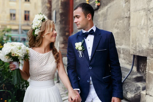 Gelukkig net getrouwde jonge paar vieren en plezier hebben op beau — Stockfoto