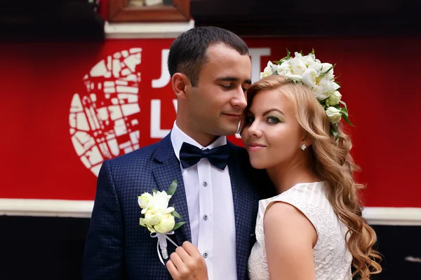 Retrato de novio y soborno con corona de rosa blanca — Foto de Stock