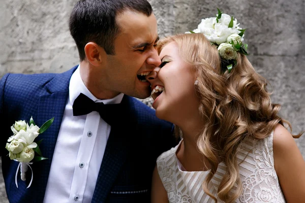 Novio novia mordiendo la nariz — Foto de Stock