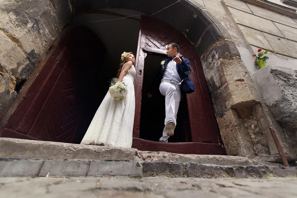 Groom and bride jumping — Stock Photo, Image