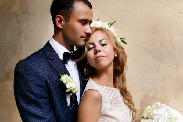 Portrait of bride and groom — Stock Photo, Image