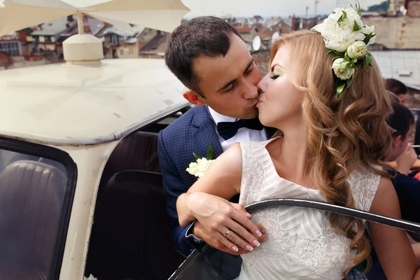 Noiva e noivo beijando perto do car.view de baixo — Fotografia de Stock