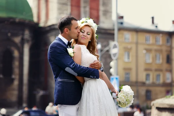 Les mariés avec un bouquet de roses blanches et une couronne sur — Photo